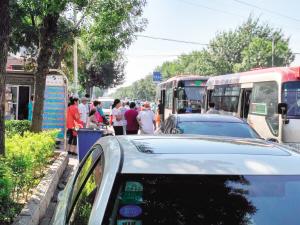 大學城地鐵站外有“黑車” 擠占公交站區(qū)攬客