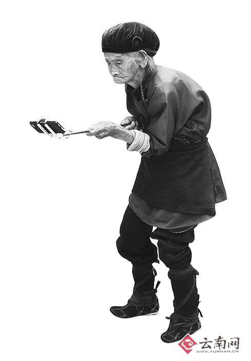 百歲老太手機自拍玩得轉(zhuǎn) 兒孫眼中老來俏